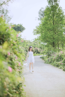 美女踩踏